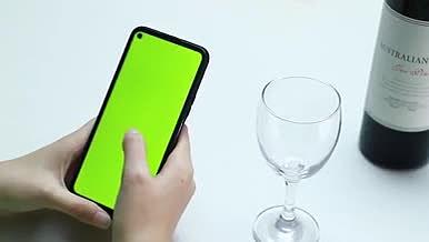 实拍绿幕手机手势绿幕手机抠像素材视频的预览图